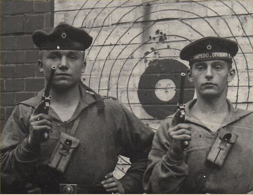 Les Luger DWM de la marine impériale allemande. - Page 2 Imperial Navy WW 1 seamen with Navy Luger Pistols